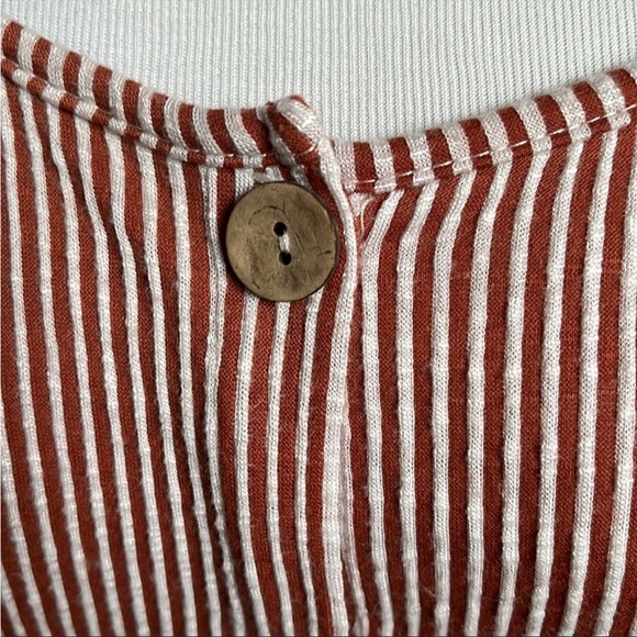 Like new button down, tie front, short sleeve top. - Picture 3 of 4